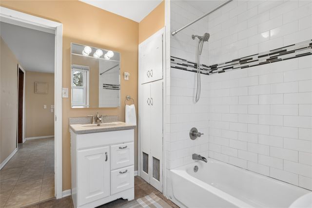 221 E Creston Avenue, Des Moines, IA 50315