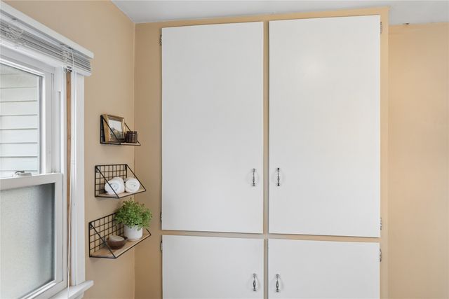 221 E Creston Avenue, Des Moines, IA 50315