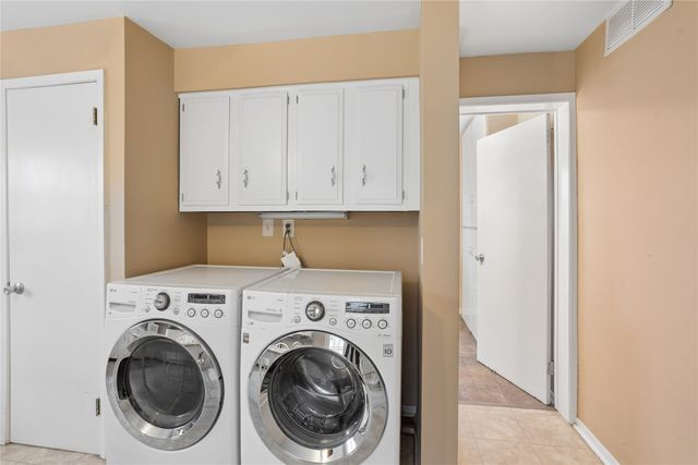 221 E Creston Avenue, Des Moines, IA 50315