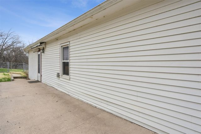 221 E Creston Avenue, Des Moines, IA 50315