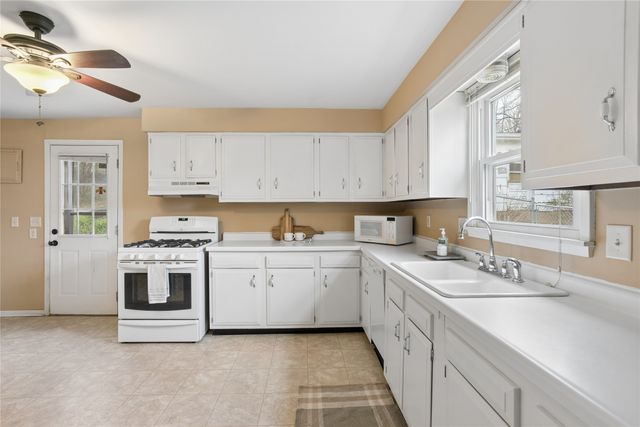 221 E Creston Avenue, Des Moines, IA 50315