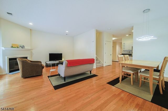 8005 Brittany Dr 8005, Wayne Twp., NJ 07470