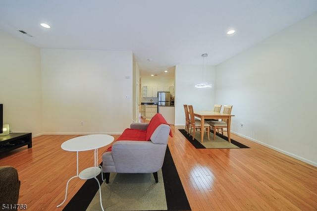 8005 Brittany Dr 8005, Wayne Twp., NJ 07470