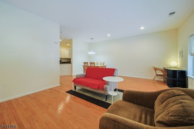 8005 Brittany Dr 8005, Wayne Twp., NJ 07470