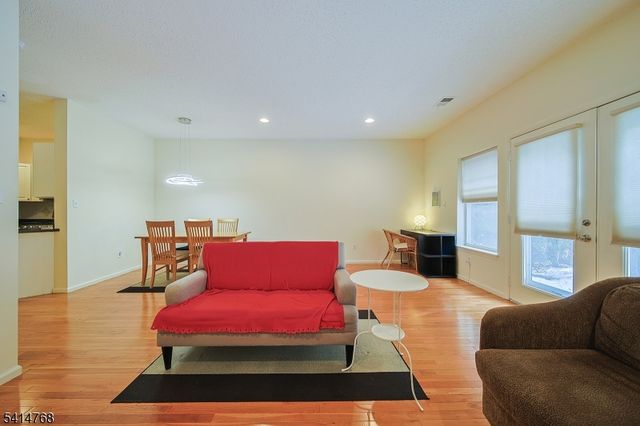 8005 Brittany Dr 8005, Wayne Twp., NJ 07470