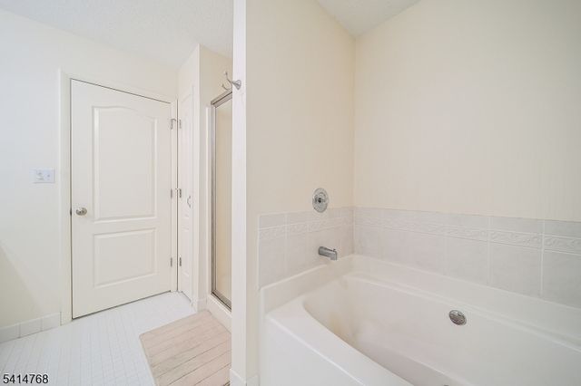 8005 Brittany Dr 8005, Wayne Twp., NJ 07470