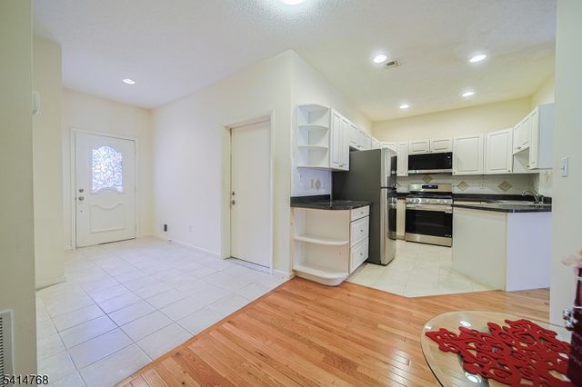 8005 Brittany Dr 8005, Wayne Twp., NJ 07470