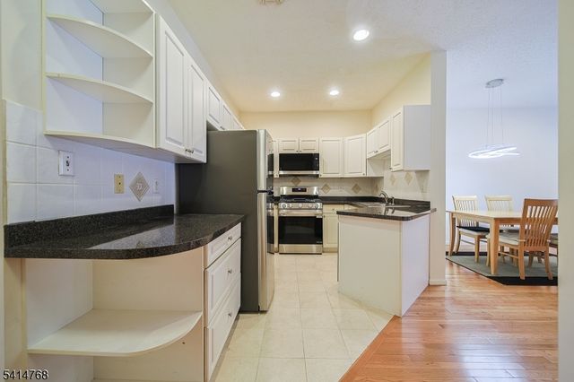 8005 Brittany Dr 8005, Wayne Twp., NJ 07470