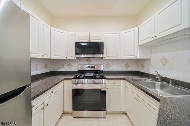 8005 Brittany Dr 8005, Wayne Twp., NJ 07470