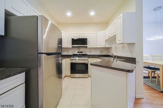 8005 Brittany Dr 8005, Wayne Twp., NJ 07470