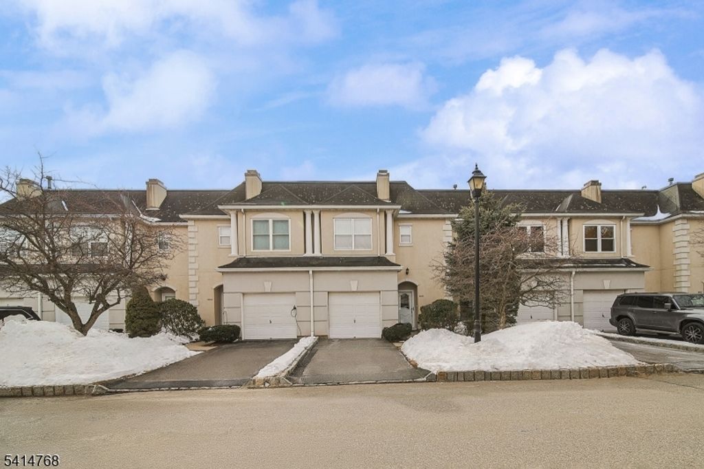 8005 Brittany Dr 8005, Wayne Twp., NJ 07470