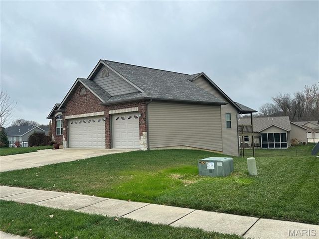 1861 Crimson Oak Drive, Maryville, IL 62062