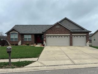 1861 Crimson Oak Drive, Maryville, IL 62062