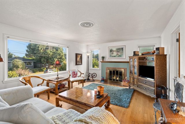 310 NW 75th Street, Seattle, WA 98117