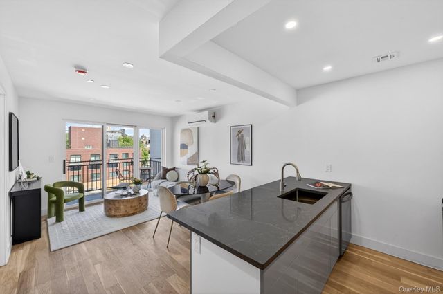 31-65 14th Street 2R, Astoria, NY 11106