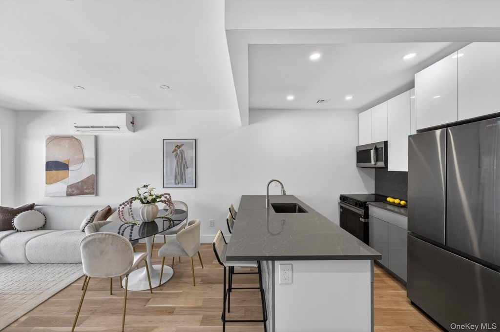 31-65 14th Street 2R, Astoria, NY 11106