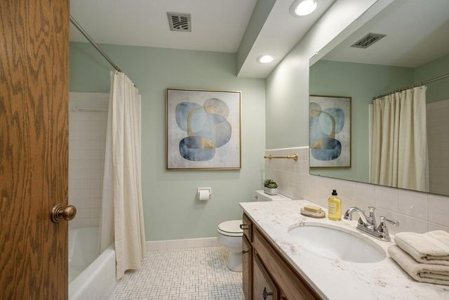 18500 22nd Avenue N, Plymouth, MN 55447