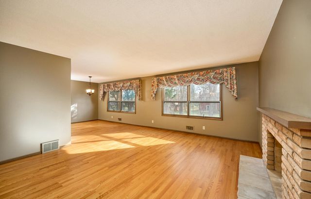 18500 22nd Avenue N, Plymouth, MN 55447