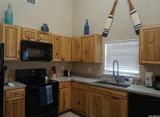 1244 Eastview Dr, Canyon Lake, TX 78133