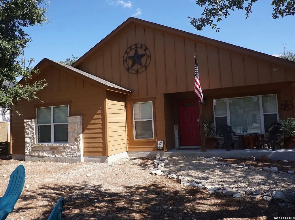 1244 Eastview Dr, Canyon Lake, TX 78133