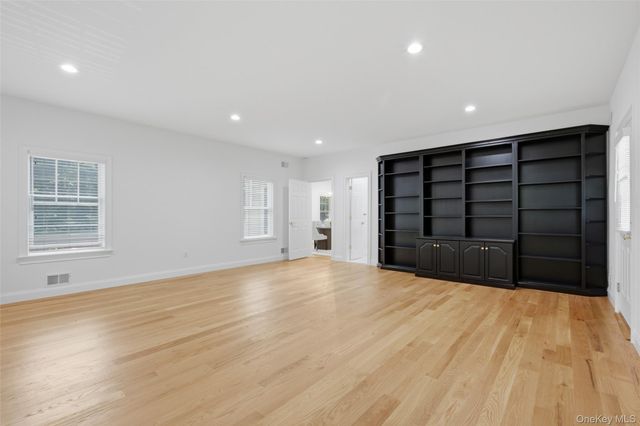 17 Nadworny Lane, Stony Brook, NY 11790