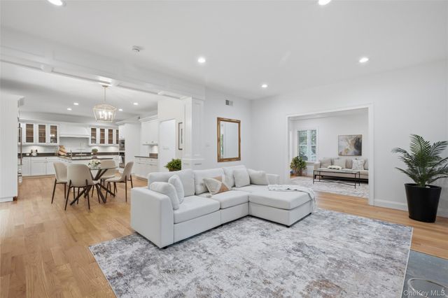 17 Nadworny Lane, Stony Brook, NY 11790