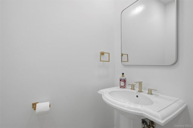 17 Nadworny Lane, Stony Brook, NY 11790