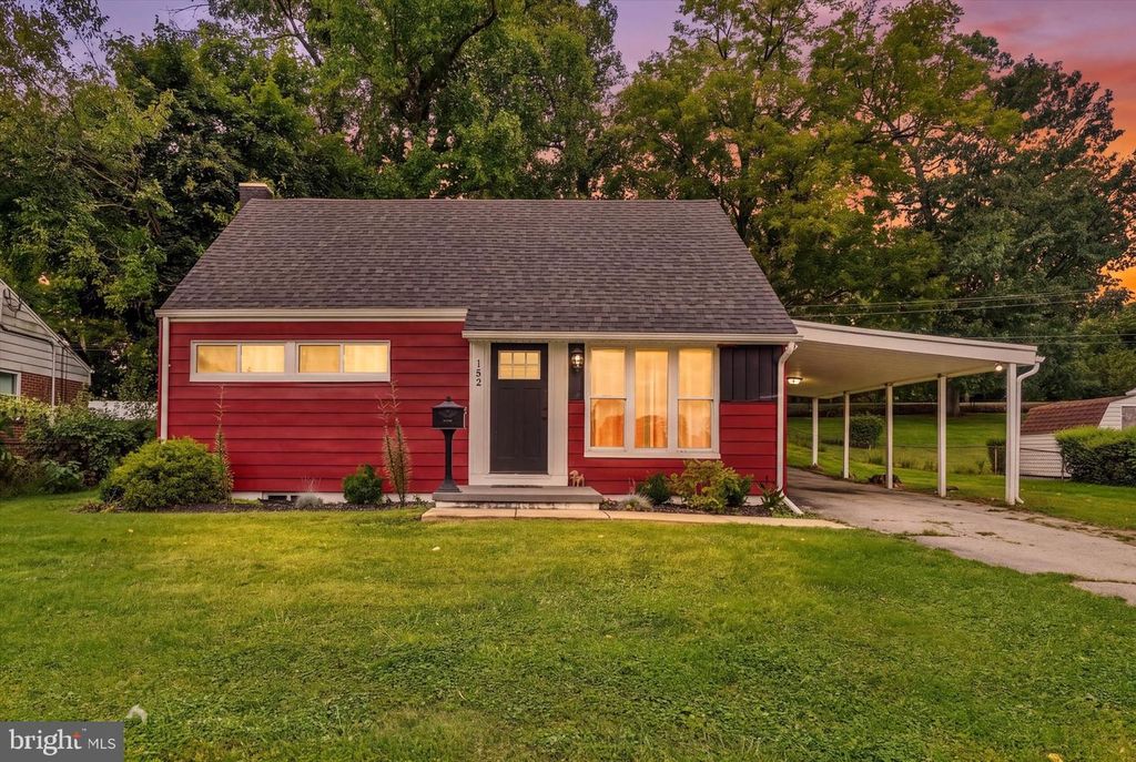 Image 1 of property listing at 152 SYLVAN DR, York, PA 17402