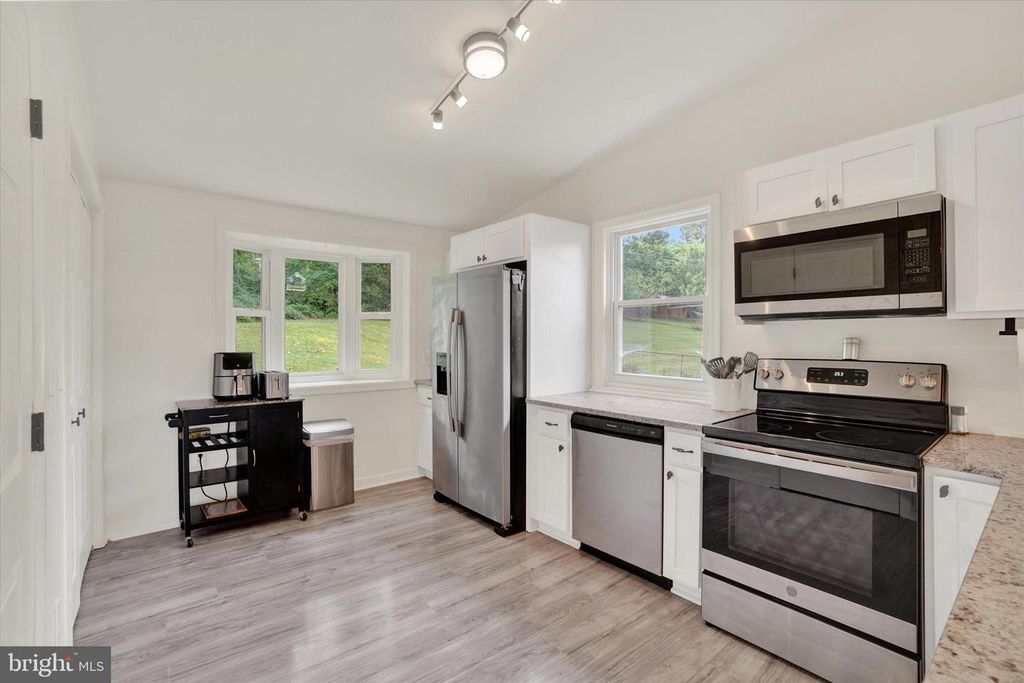 Image 10 of property listing at 152 SYLVAN DR, York, PA 17402