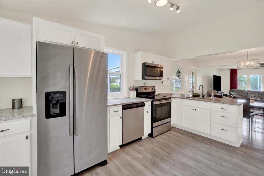Image 11 of property listing at 152 SYLVAN DR, York, PA 17402