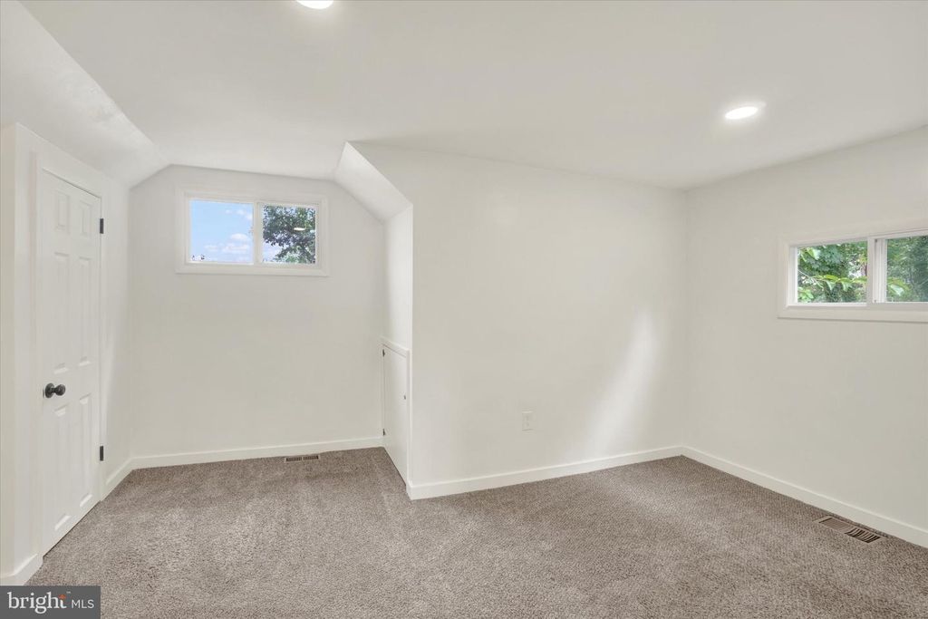 Image 17 of property listing at 152 SYLVAN DR, York, PA 17402