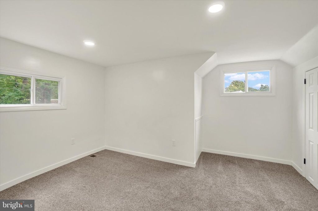 Image 19 of property listing at 152 SYLVAN DR, York, PA 17402