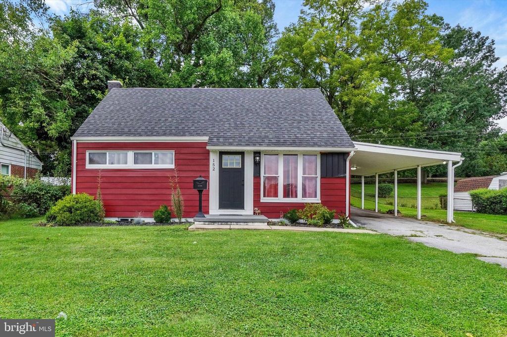 Image 3 of property listing at 152 SYLVAN DR, York, PA 17402