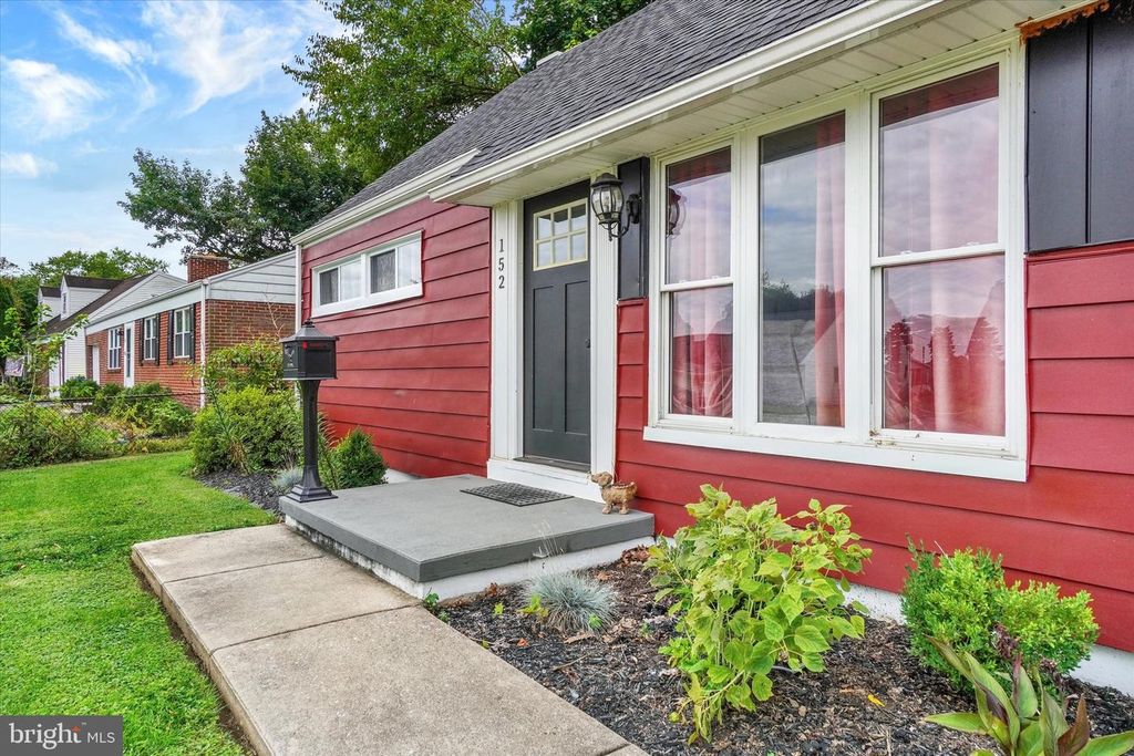 Image 4 of property listing at 152 SYLVAN DR, York, PA 17402