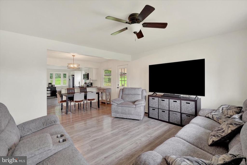 Image 5 of property listing at 152 SYLVAN DR, York, PA 17402