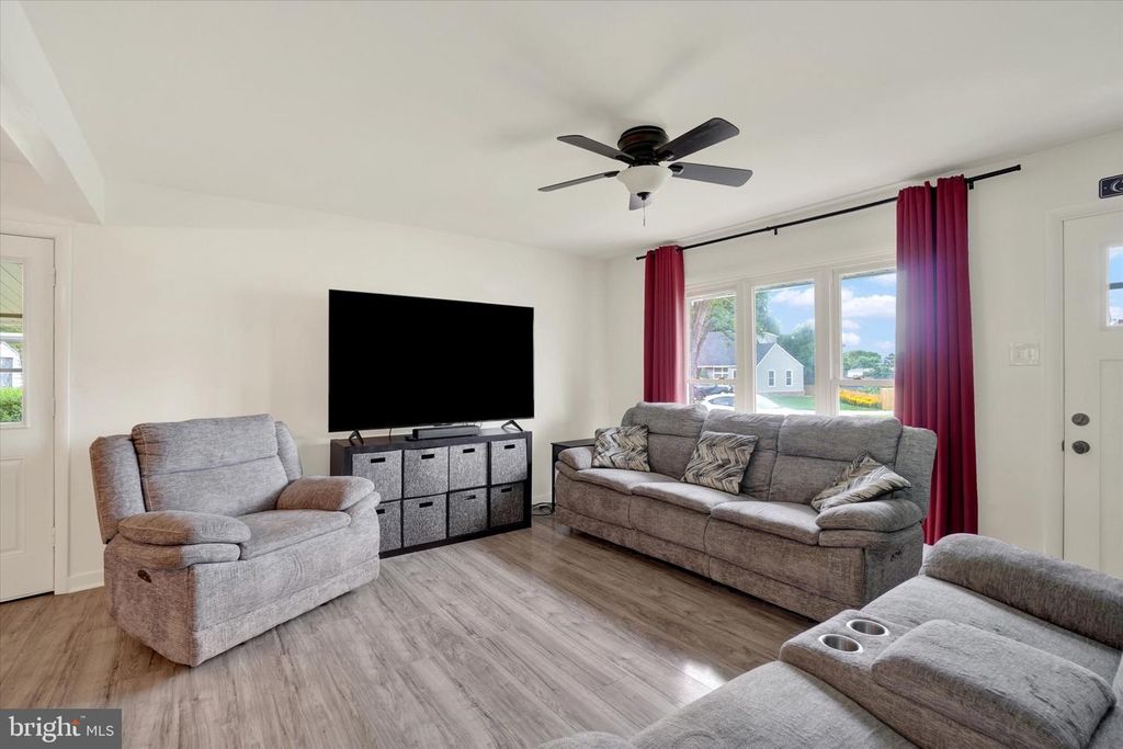 Image 6 of property listing at 152 SYLVAN DR, York, PA 17402