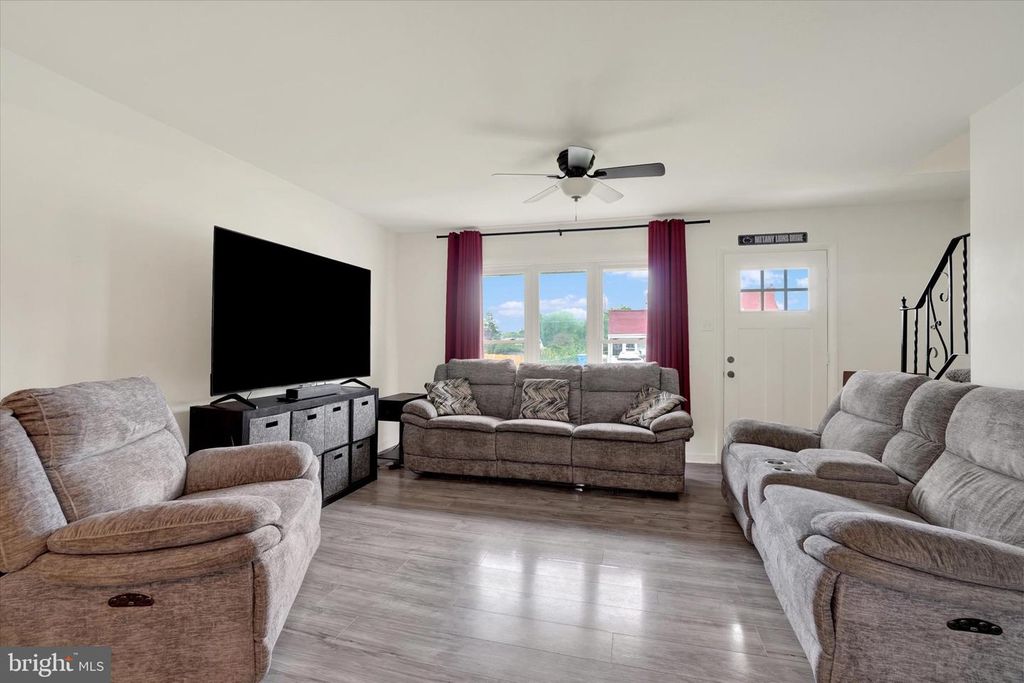 Image 7 of property listing at 152 SYLVAN DR, York, PA 17402