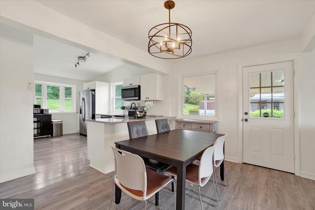 Image 8 of property listing at 152 SYLVAN DR, York, PA 17402