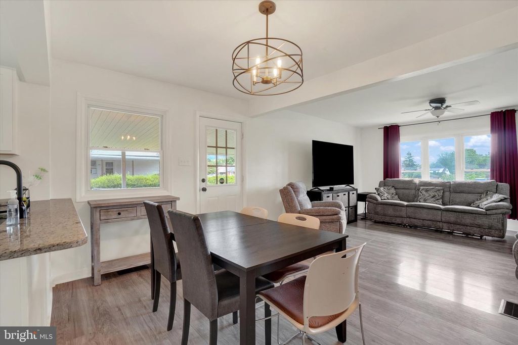 Image 9 of property listing at 152 SYLVAN DR, York, PA 17402
