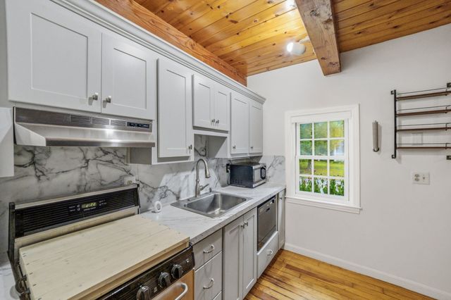 33 School St, Hanover, MA 02339
