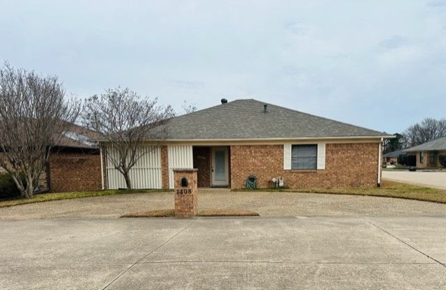 1408 Elmwood Street, Sulphur Springs, TX 75482