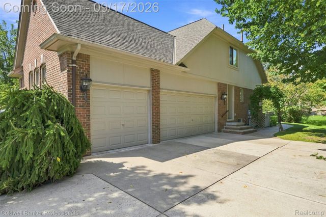 3751 Lake Forest Drive, Sterling Heights, MI 48314