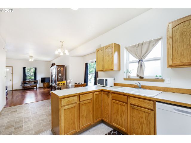 10348 N BARR Ave, Portland, OR 97203