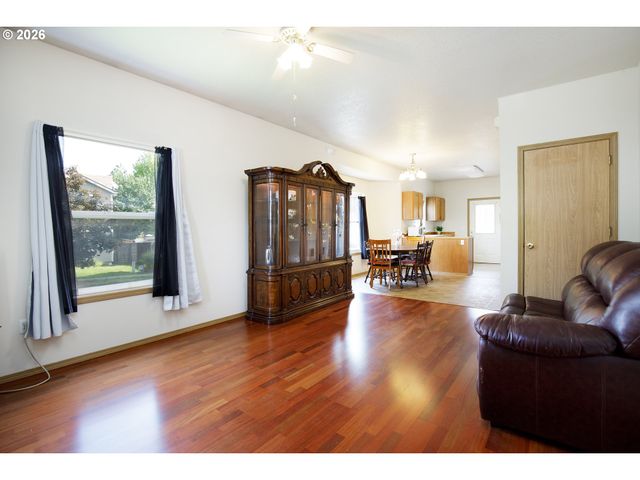 10348 N BARR Ave, Portland, OR 97203