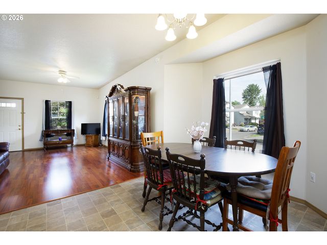 10348 N BARR Ave, Portland, OR 97203