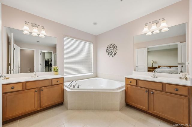 19 Brighton Drive 1702, Newburgh, NY 12550