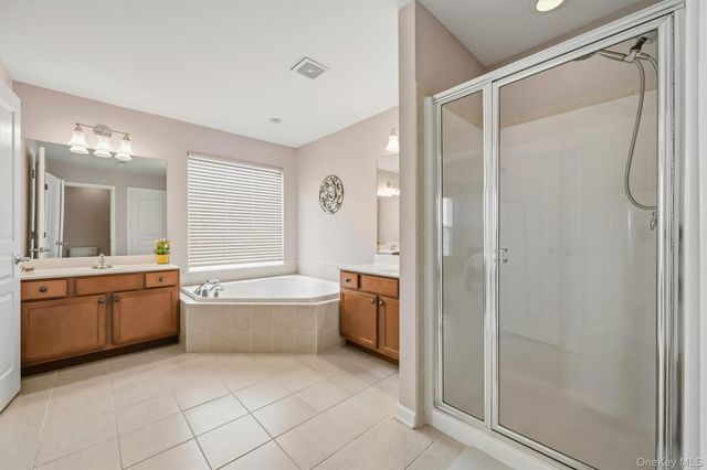 19 Brighton Drive 1702, Newburgh, NY 12550