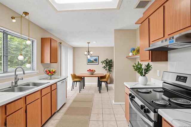 7911 Oval Mdws, San Antonio, TX 78244