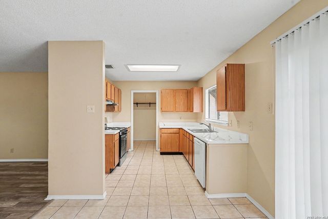 7911 Oval Mdws, San Antonio, TX 78244
