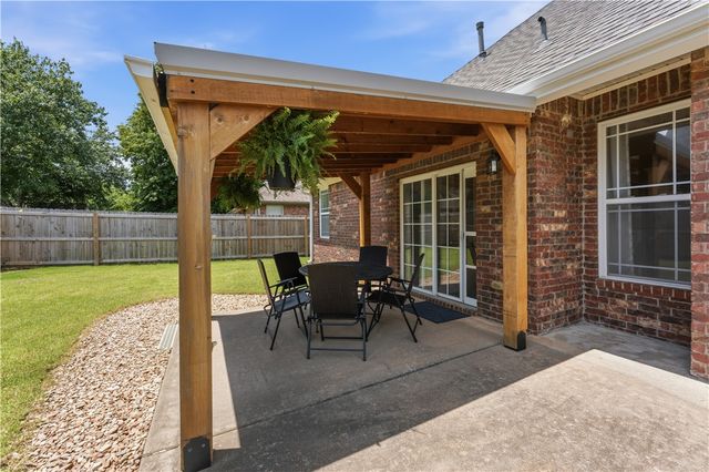 3833 W Edgewater Drive, Fayetteville, AR 72704